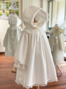 Bonnet baptême hiver bébé fille en velours blanc cassé et dentelle avec une doublure polaire. Modèle de béguin Alba. Création française Fil de Légende. Magasin vêtements baptême Paris, Neuilly-sur-Seine. Expéditions en France et à l'international.