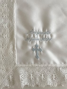 broderies personnalisées capes de baptême avec prénom, date et croix bleu ciel. Magasin Fil de Légende vêtements baptême Paris, Neuilly-sur-Seine. Expéditions en France et à l'international.