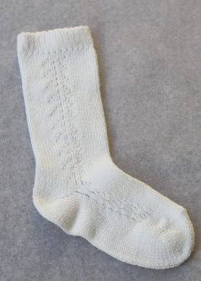 Chaussettes hautes cérémonie bébé en coton chaud blanc cassé. Magasin Fil de Légende, vêtements de cérémonie et baptême bébés enfants à Paris, Neuilly-sur-Seine. Expéditions en France et à l'International.