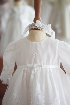 Bandeau cheveux en dentelle française élastique  avec noeud en dentelle sur le côté pour bébé fille. Accesoire cheveux baptême fille Fil de Legende. Magasin vêtements baptême Paris, Neuilly-sur-Seine. Expédition en France et à l'international  