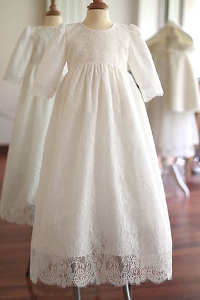 Robe baptême longue traditionnelle dentelle italienne bébé fille. Modèle robe longue baptême bébé Isabela, Fil de Légende. Magasin vêtements baptême Paris, Neuilly-sur-Seine. Envois dans toute la France. 