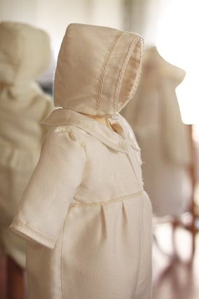 Bonnet baptême hiver garçon lainage et galons dentelle de coton. Modèle béguin baptême bébé Thomas, Fil de Légende. Magasin vêtements baptême Paris, Neuilly-sur-Seine. Envois dans toute la France et à l'International.