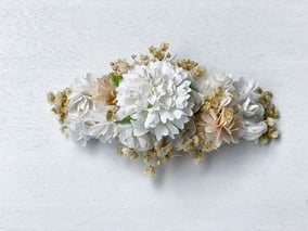 Barrette large cheveux cérémonie fille avec fleurs blanches et beiges. Accessoire cheveux ceremonie fille pour chignon ou queue de cheval. Magasin Fil de Légende vêtements cérémonie enfants Paris, Neuilly-sur-Seine. Expéditions en France et international