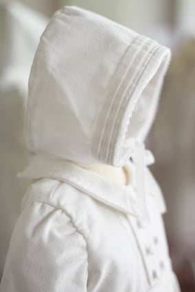 Bonnet baptême bébé hiver garçon velours blanc cassé et dentelle. Béguin de baptême bébé Paul créé par Fil de Légende. Magasin vêtements baptême bébé Paris, Neuilly-sur-Seine. Expédition en France et à l'international.