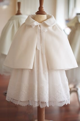 Cape baptême hiver chaude bébé fille ou garçon en lainage ivoire doublé polaire. Modèle cape de cérémonie bébé Albane par Fil de Legende. Magasin vêtements baptême Paris, Neuilly-sur-Seine. Expédition en France et à l'international.