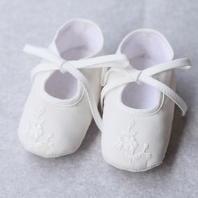 Ballerines bébé fille cérémonie ou baptême en tulle brodé italien blanc cassé. Chaussons baptême bébé Fil de Légende. Fabrication Française. Magasin vêtements baptême bébé Paris, Neuilly-sur-Seine. Envois dans toute la France.