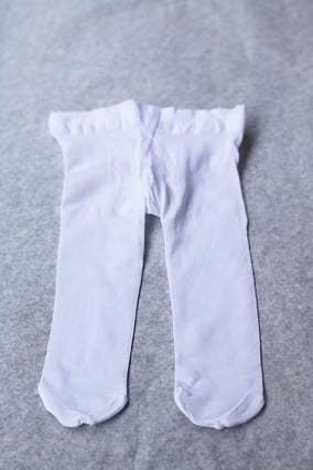 Collant fin blanc bébé fille de type collant de danse à porter sous une robe de baptême ou de cérémonie. Magasin vêtements baptême cérémonie Fil de Légende Paris, Neuilly-sur-Seine. Expédition en France et à l'international.