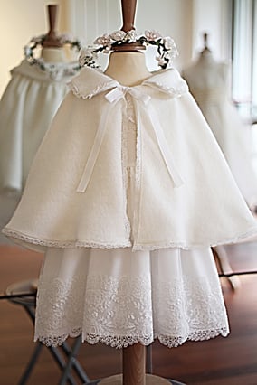 Cape baptême bébé fille hiver lainage et dentelle Mia. fait-main dans l'atelier Fil de légende à Neuilly-sur-Seine. Envois dans toute la France. Magasin vêtements baptême Paris, Ile de France.