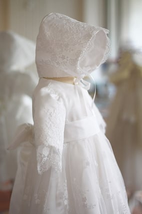 Béguin baptême bébé en dentelle doublé de satin blanc cassé. Modèle bonnet baptême bébé Estelle par Fil de Légende. Magasin vêtements baptême Paris, Neuilly-sur-Seine. Expédition en France et à l'international