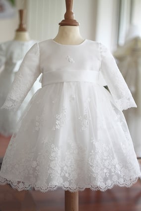 Robe baptême fille hiver en dentelle doublée satin avec manches longues. Modèle robe baptême Estelle par Fil de Légende. Magasin vêtements baptême Paris, Neuilly-sur-Seine. Expédition en France et à l'international.