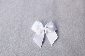 Barrette cheveux pour petite fille ou bébé noeud en gros grain blanc. Accessoire cheveux cérémonie enfant Fil de Légende. Magasin vêtements d'enfants Paris, Neuilly-sur-Seine. Expédition en France et à l'international.