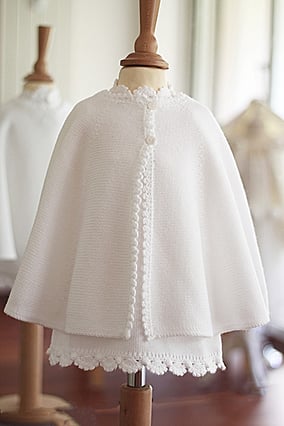 Cape baptême bébé automne / hiver lainage blanc Pauline Fil de Légende. Magasin vêtements baptême Paris, Ile de France. Envois dans toute la France.