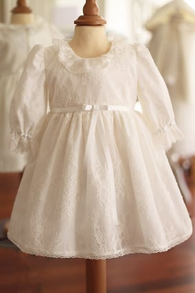 Robe baptême bebe fille dentelle italienne manches longues.  Modèle robe de baptême bébé lauré, Fil de Légende. Magasin vêtements baptême Paris, Neuilly-sur-Seine. Envois dans toute la France.