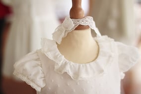 Bandeau baptême bébé fille en dentelle française blanc cassé. Accessoire baptême cheveux Fil de Légende. Magasin vêtements baptême Paris, Neuilly-sur-Seine. Expédition en France et à l'international.