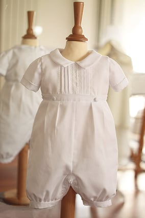 Barboteuse baptême bébé garçon en piqué de coton blanc et dentelle de coton. Tenue de baptême bébé garçon Augustin , Fil de Légende. Magasin vêtements baptême Paris, Neuilly-sur-Seine. Expédition en France et à l'international.