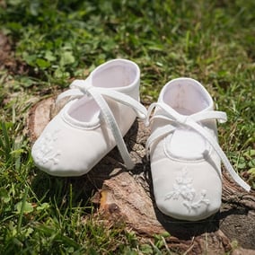 Chaussons baptême bébé fille en tulle brodé blanc cassé. Ballerines bébé Fil de Légende. Magasin vêtements baptême Paris, Neuilly-sur-Seine. Envoi dans toute la France, en Europe et dans le monde.