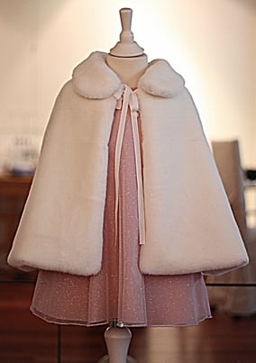 Cape cérémonie enfant fausse fourrure ivoire. Fait-main France. Atelier à Neuilly-sur-Seine. Envois dans toute la France.