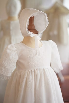 Bonnet bapteme bebe dentelle de Chantilly. Modèle béguin bapteme Sixtine, Fil de Légende. Magasin vêtements baptême bébé  Paris, Neuilly-sur-Seine