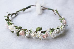 Couronne fleurs bébé blanche et rose Coline Fil de Légende. Magasin vêtements de baptême Paris, Neuilly-sur-Seine. Envois dans toute la France.