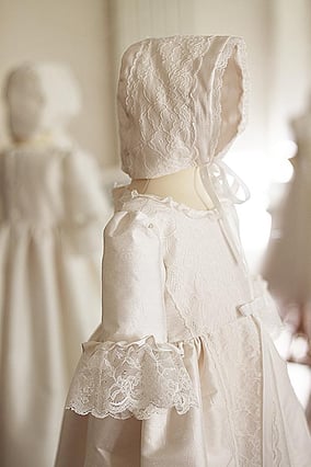 Bonnet bapteme bebe soie et dentelle italienne. Modèle béguin baptême Clémence, Fil de Légende.Magasin Vêtements baptême Paris, Neuilly-sur-Seine. Envois dans toute la France et en Europe. 