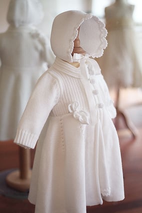 Bonnet bapteme bebe en maille blanche automne / hiver. Modèle béguin baptême bébé Pauline, Fil de Légende. Magasin vêtements baptême Paris, Neuilly-sur-Seine. Envois dans toute la France et en Europe.