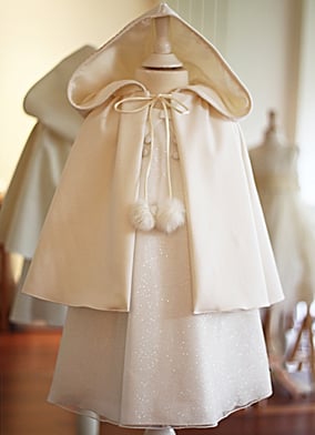 Cape cérémonie enfant laine et cachemire ivoire avec large capuche. fermeture pompons. fait-main en France. Atelier Fil de Légende à Neuilly-sur-Seine. Envois dans toute la France. Cortège mariage Paris.