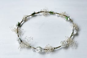 Couronne fleurs blanches cheveux fille pour cérémonie. Magasin Fil de Légende vêtements cérémonie enfants, Paris, Neuilly-sur-Seine. Expéditions en France et à l'international.