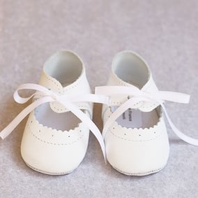 Chaussons ballerines bébé fille cuir blanc cassé clair. Chaussons baptême bébé fille Fil de Légende. Fabrication française. Magasin vêtements baptême bébé Paris, Neuilly-sur-Seine. Envois dans toute la France et à l'international. 