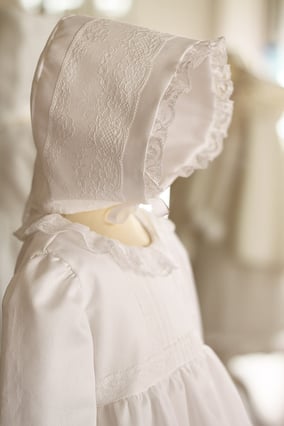 Bonnet baptême bébé en coton blanc et dentelle de Calais. Modèle béguin bébé Marie, Fil de Légende. Magasin vêtements baptême Paris, Neuilly-sur-Seine. Expédition en France et à l'international. 