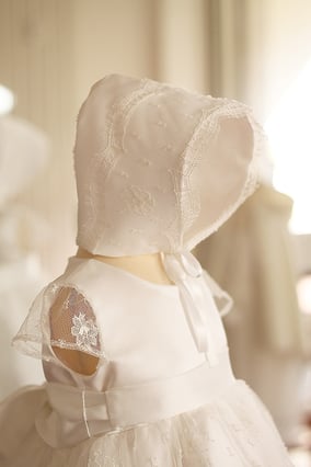 Bonnet baptême bébé en satin blanc et dentelle de Calais. Modèle béguin baptême Maya par Fil de Légende. Magasin vêtements baptême Paris, Neuilly-sur-Seine. Expédition en France et à l'international.