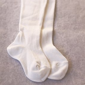 Collants bébé coton blanc cassé. Accessoires cérémonie baptême bébé Fil de Légende. Magasin vêtements baptême Paris, Neuilly-sur-seine. Expédition en France et à l'international.