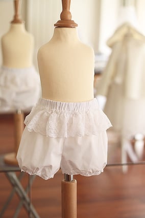 Culotte bouffante baptême bébé fille en voile de coton et dentelle. Fait-main France dans l'atelier Fil de Légende à Neuilly-sur-Seine. envois dans toute la France