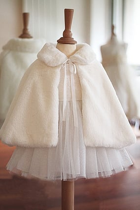 Cape baptême bébé fausse fourrure Fil de Légende. Magasin vêtements de baptême Paris, Ile de France. Envois dans toute la France.