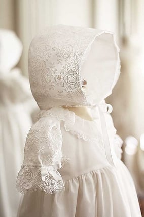 Béguin baptême dentelle bébé fille Sofia. Fait-main France. Atelier Fil de Légende à Neuilly-sur-Seine. Envois dans toute la France. Magasin Vêtements baptême Paris, Ile de France.