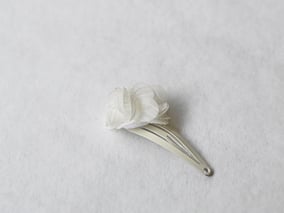 Pince cheveux bébé fille fleur blanc cassé. accessoire cheveux cérémonie bébé. Magasin vêtements cérémonie enfants Fil de Légende Paris, neuilly-sur-Seine