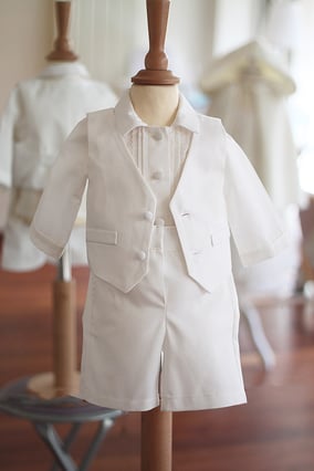 Gilet cérémonie bébé garçon en coton blanc. Ensemble baptême bébé garçon Oscar, Fil de Légende. Magasin vêtements baptême Paris, Neuilly-sur-Seine. Envois dans toute la France et à l'international. 