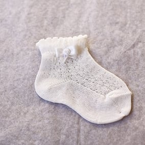 Chaussettes cérémonie bébé fille dentelle blanc cassé. Accessoires baptême Fil de Légende. Magasin vêtements baptême Paris, Neuilly-sur-Seine.
