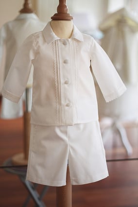 Bermuda cérémonie garçon coton blanc. Tenue baptême garçon Oscar, Fil de Légende. Magasin vêtements baptême Paris, Neuilly-sur-Seine. Envois dans toute la France et à l'international.