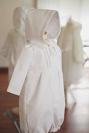 bonnet baptême bébé garçon coton et dentelle. Béguin baptême Leo, Fil de Légende. Magasin vêtements baptême Paris, Neuilly-sur-Seine. Envois dans toute la France.