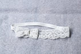 Bandeau baptême bébé fille en dentelle française blanc cassé. Accessoire baptême cheveux Fil de Légende. Magasin vêtements baptême Paris, Neuilly-sur-Seine. Expédition en France et à l'international.