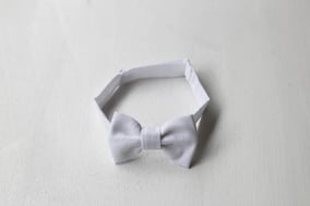 Noeud papillon bébé garçon lin blanc. Accessoire cérémonie et baptême bébé garçon. Magasin Fil de Légende vêtements cérémonie bébés et enfants Paris, Neuilly-sur-Seine. Expéditions en France et à l'international.