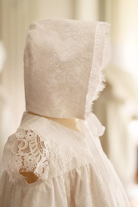 bonnet baptême bébé en dentelle italienne blanc cassé. béguin baptême Amaia, Fil de Légende. magasin vêtements baptême Paris, Neuilly-sur-Seine. Expédition en France et à l'international.