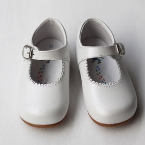 Chaussures ballerines cérémonie fille en cuir blanc cassé. Magsin vêtements cérémonie fille Paris, Neuilly-sur-Seine. Expéditions en France et à l'international.