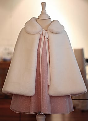 Cape cérémonie enfant fausse fourrure ivoire. Fait-main France. Atelier à Neuilly-sur-Seine. Envois dans toute la France.