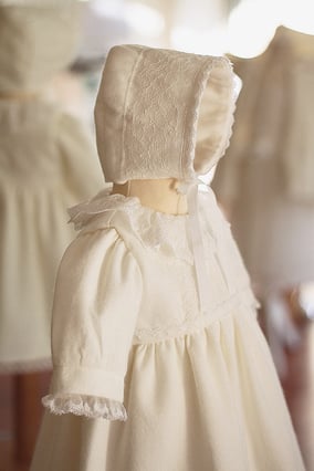 Bonnet baptême bébé hiver lainage dentelle. Modèle béguin baptême Kiara, Fil de Légende. Magasin vêtements baptême Paris, Neuilly-sur-Seine. Envois dans toute la France et en Europe.