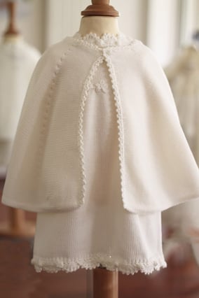 Cape baptême bébé ivoire clair Pauline Fil de Légende. Magasin vêtements Paris, Neuilly-sur-Seine. Envois dans toute la France.