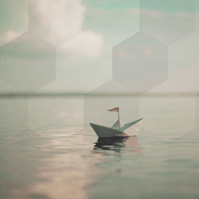 Papierboot auf ruhigem Wasser – Symbol für erste Schritte, Orientierung und sanften Aufbruch im Coaching