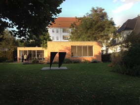 Ruth Baumann Stahlskulptur Mies van der Rohe Haus Berlin