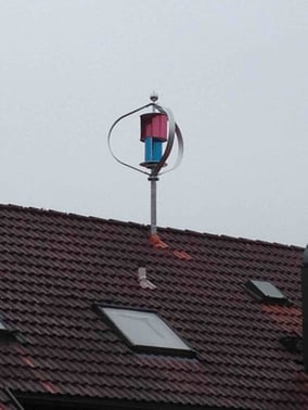 Praxis Beispiel Dach Einsatz Vertikal Windrad für Eigenstrom... Entscheidend Ihre Wind Verhältnisse am geplanten Standort für Ihr Klein Windrad ....  Vertikal Windkraftanlage weitere Informationen auf