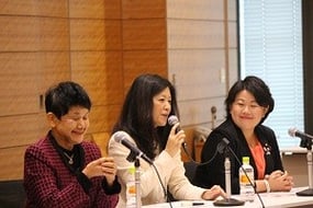 左から、昭和女子大学長の坂東さん、日本コカ・コーラ副社長の後藤さん、衆議院議員の宮川さん